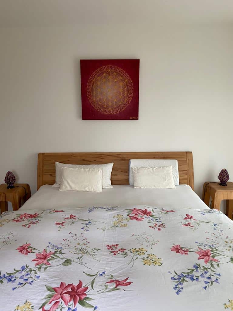 Blume des Lebens in Rot und Gold als Auftragsmalerei im Schlafzimmer