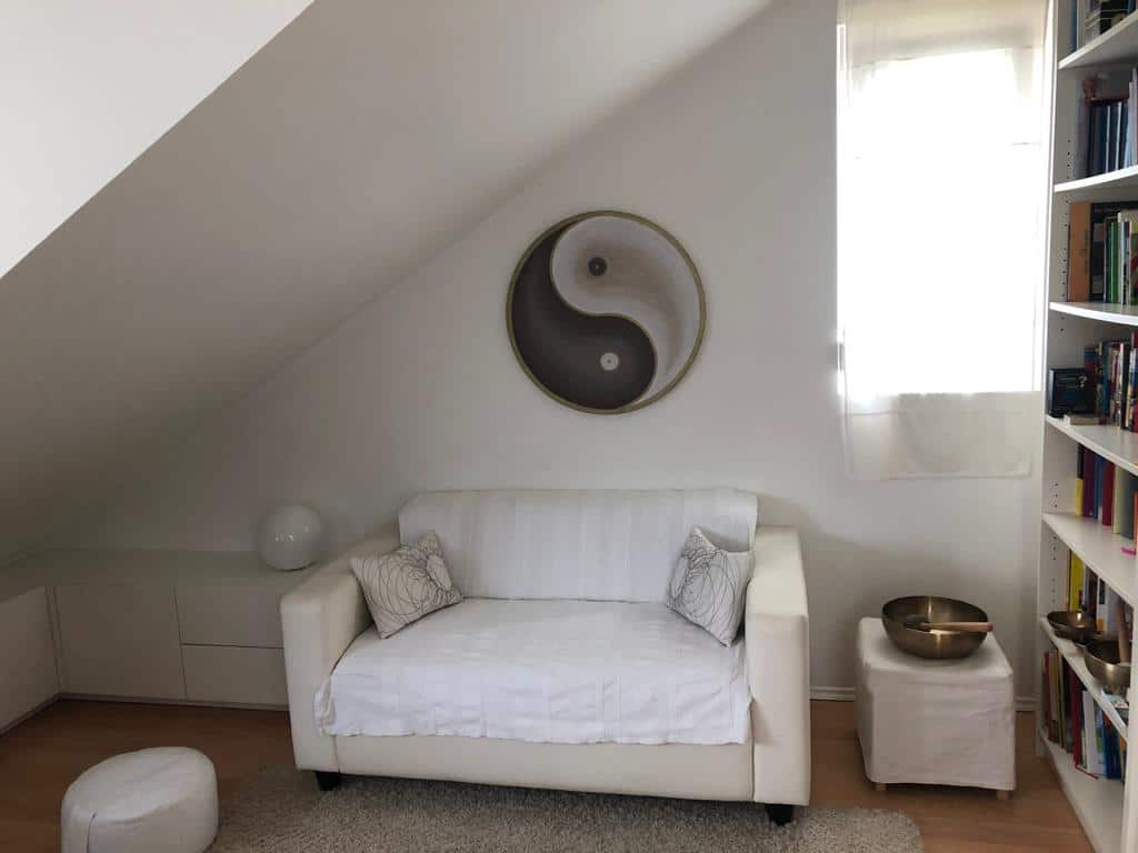 Handgemaltes Yin Yang Bild über dem Sofa