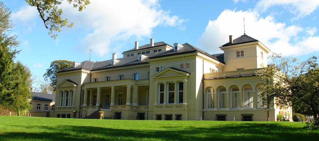 Kunstwerke im prunkvollen Ambiente: Birgit Hassel stellt beim Yoga Musik Festival auf Schloss Bredeneek aus