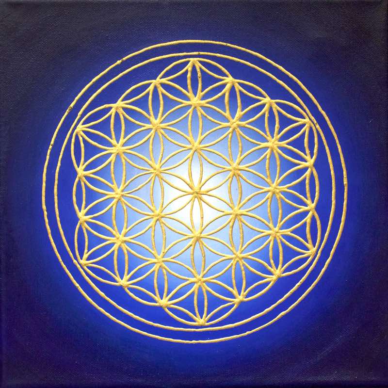Ein spirituelles Bild mit der goldenen Blume des Lebens auf blauem