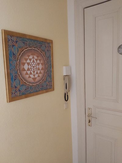 Sri Yantra Bild als Poster im Eingangsbereich