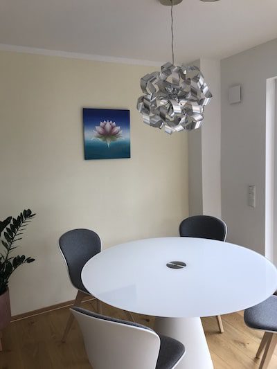 Lotusblume als handgemaltes Leinwandbild im Esszimmer