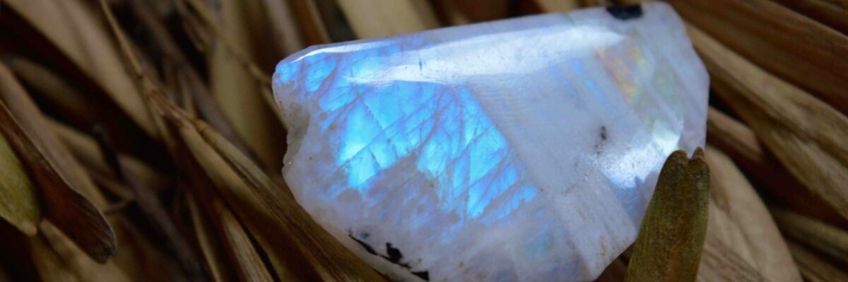 Mondstein: ein kraftvoller Heilstein mit großer Wirkung